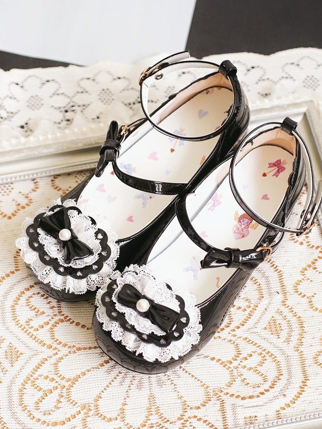 Lolita Schuhe mit Spitzenbesatz, Schleife und Herzschnallen, schwarzes Oberteil, rund
