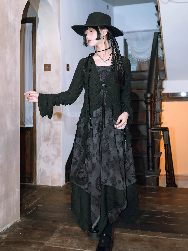 Cheongsam-Kleid mit Grafik und Taschentuch-Camisole im Saum, Chiffon, Schwarz