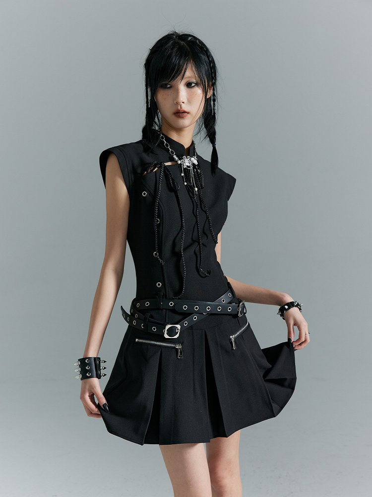 Schwarzes Cheongsam-A-Linien-Punkkleid mit Metallakzenten und Ausschnitt