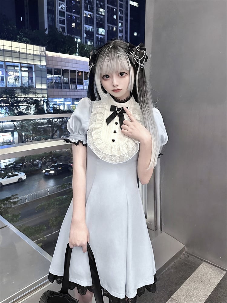 Blau/schwarzes Jirai Kei-Kleid mit Spitzenbesatz hinten und großer Schleife