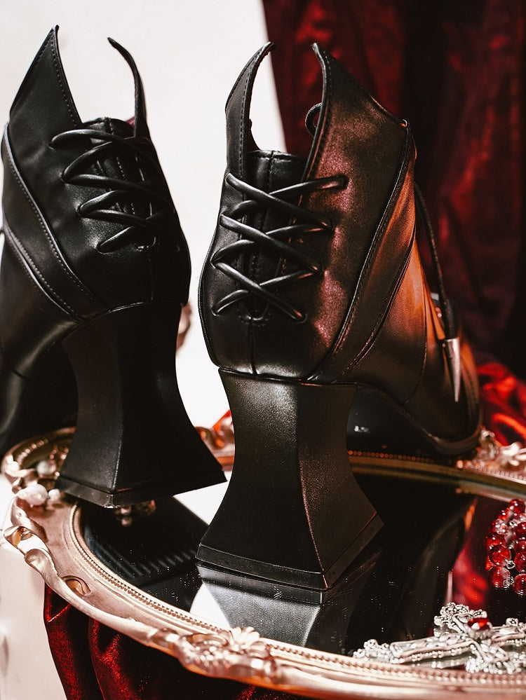 Schnürstiefel Gothic Schnürung vorne Weinglasförmiger schwarzer Absatz