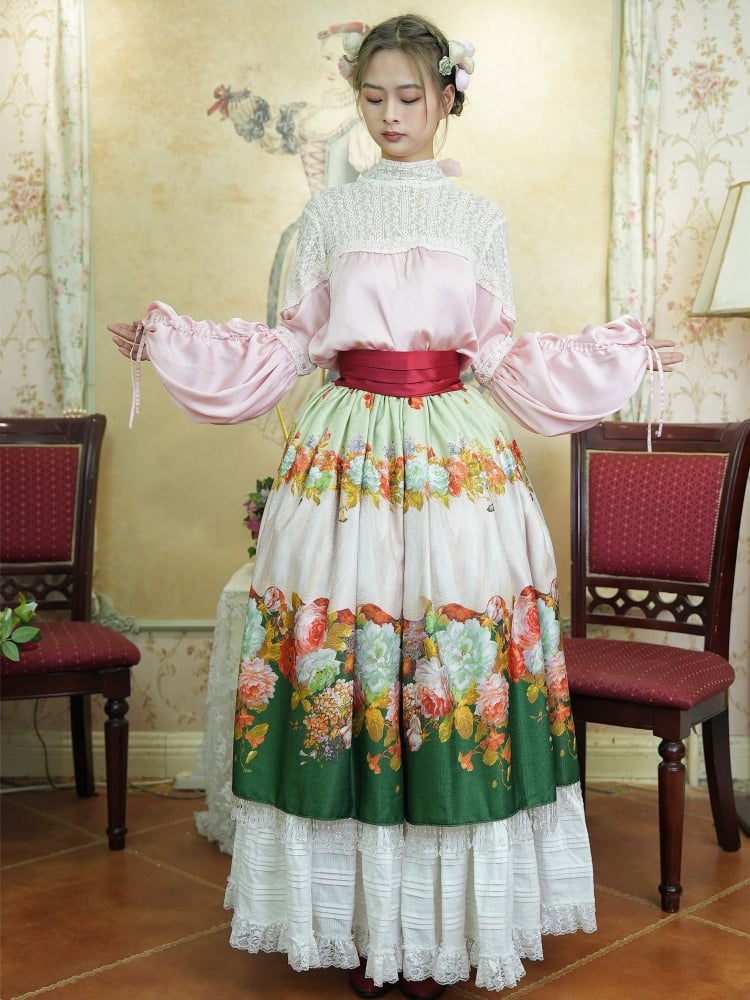 Pinke Poet-Bluse, grüner Rock mit Kristallquaste und Blumenmuster