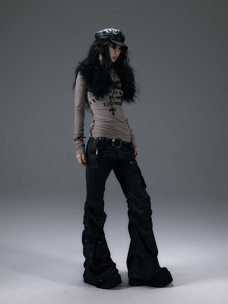 Schwarze Cargohose mit niedriger Taille und schmaler Passform und ausgestelltem Bein