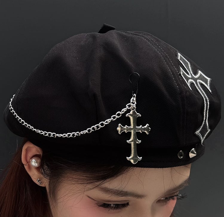Punk-Baskenmütze mit schwarzer Kreuz-Applikation und Kreuzkettendetail