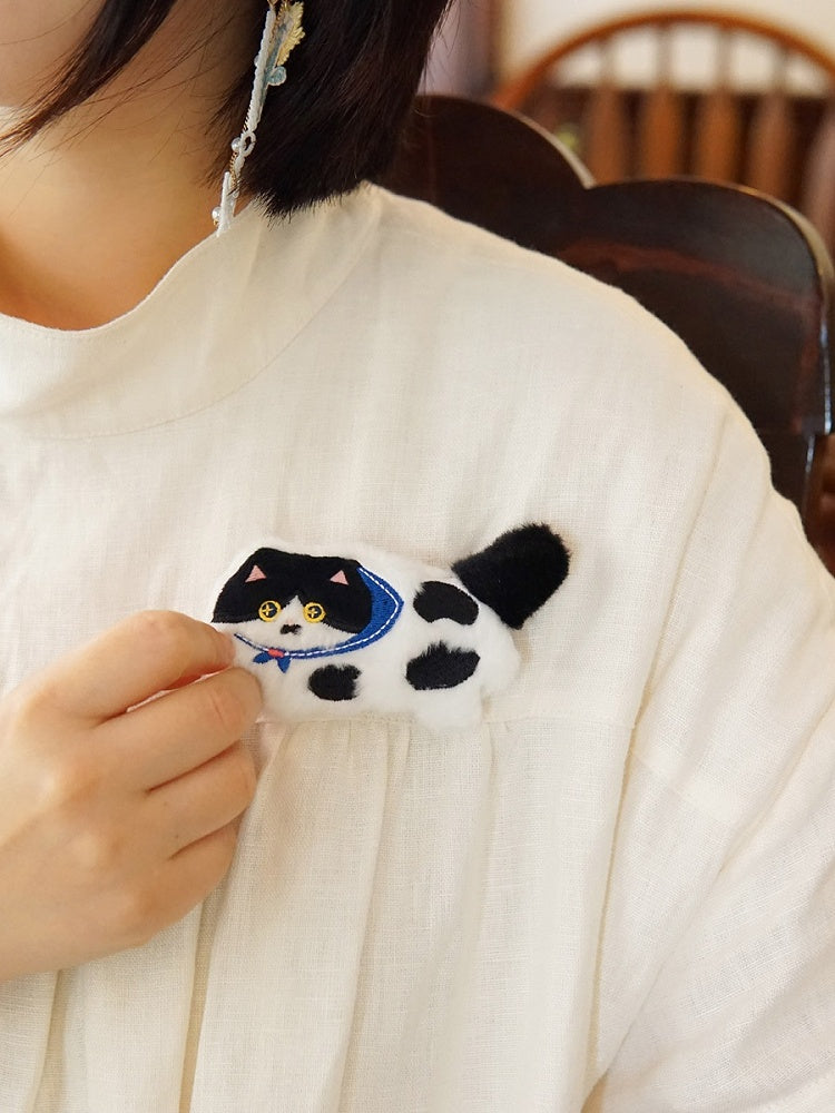 かわいい猫の形をしたぬいぐるみブローチ