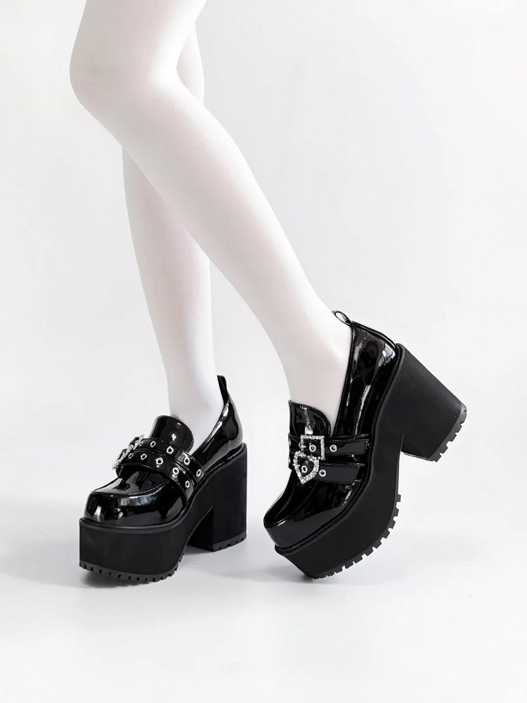 Hohe schwarze Plateauschuhe Jirai Kei poliert 10cm und mit Fersenschnallen Strass Block