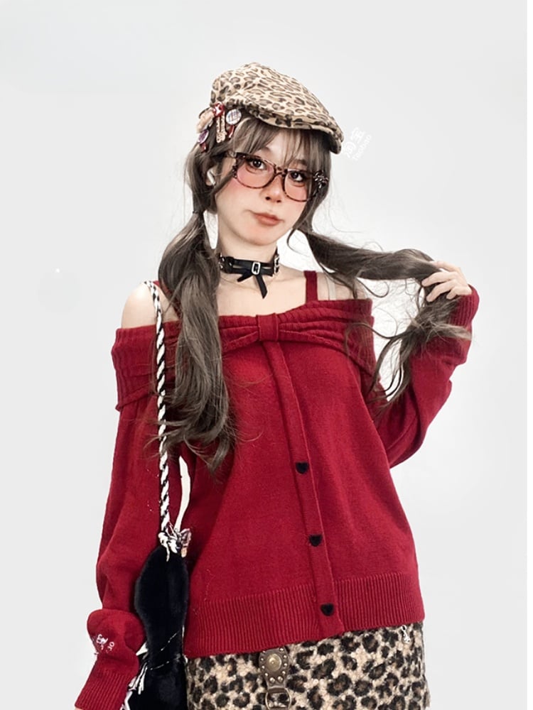 Weinroter Strickpullover mit schulterfreiem Ausschnitt