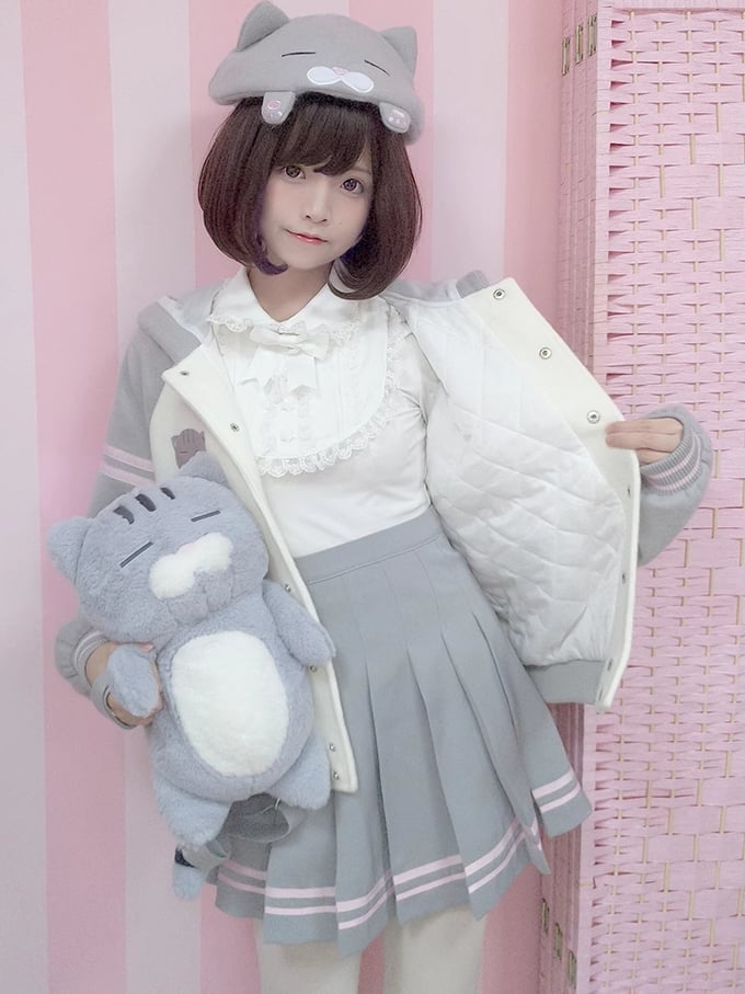 白とグレーの猫柄フード付きウールベースボールジャケット