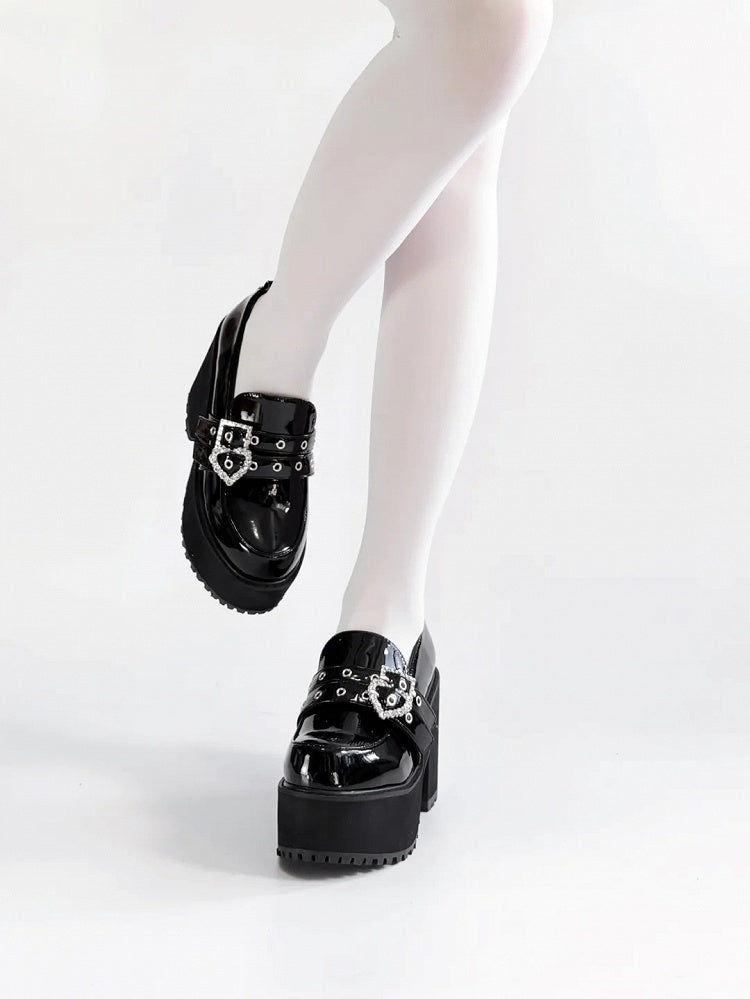 Hohe schwarze Plateauschuhe Jirai Kei poliert 10cm und mit Fersenschnallen Strass Block