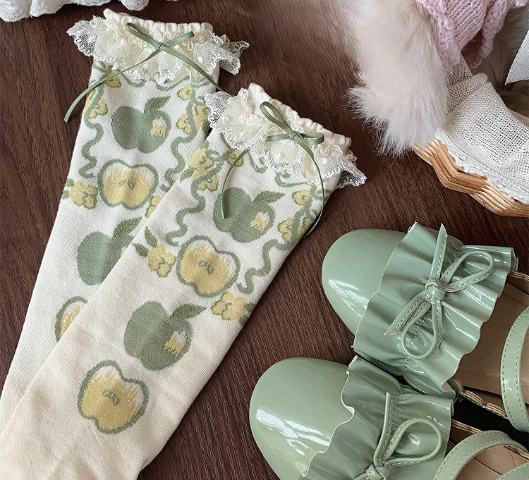 Grün/Rote Kalbssocken mit Spitze und Apfel-Lolita-Print und süßem Besatz