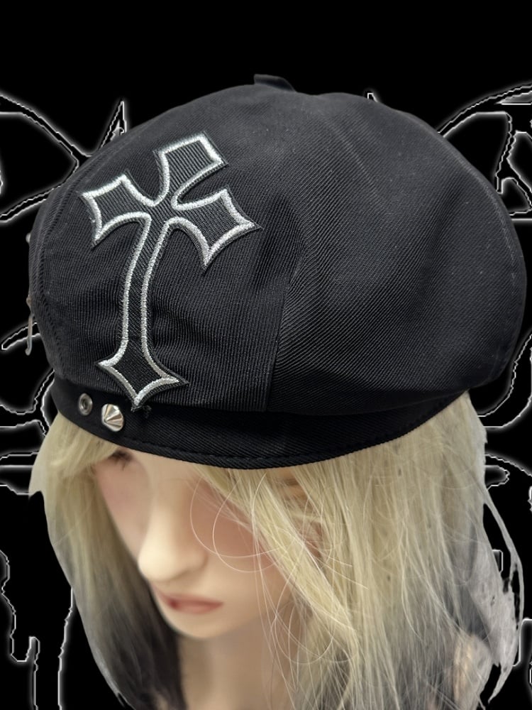 Punk-Baskenmütze mit schwarzer Kreuz-Applikation und Kreuzkettendetail