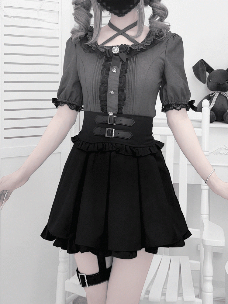 Herzförmiger Ausschnitt, Kei mit Strass, Falten, graue Details, Bluse im Jirai-Stil, quadratisch und