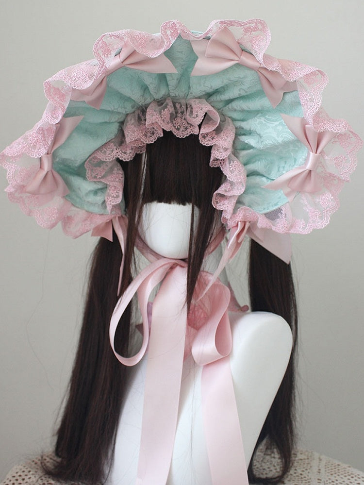 Bonnet rose avec détails en dentelle et nœud papillon