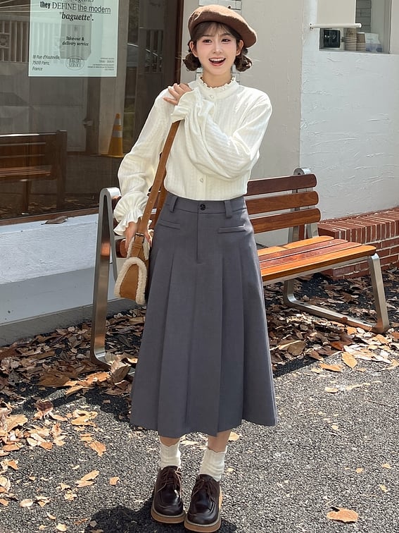 Weiße Bluse mit Rüschenausschnitt