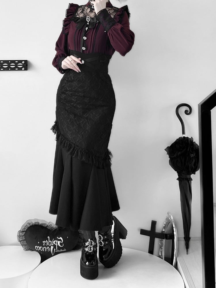 Weinrote Jirai Kei-Bluse mit Illusionsausschnitt und Faltendetails und Fliege