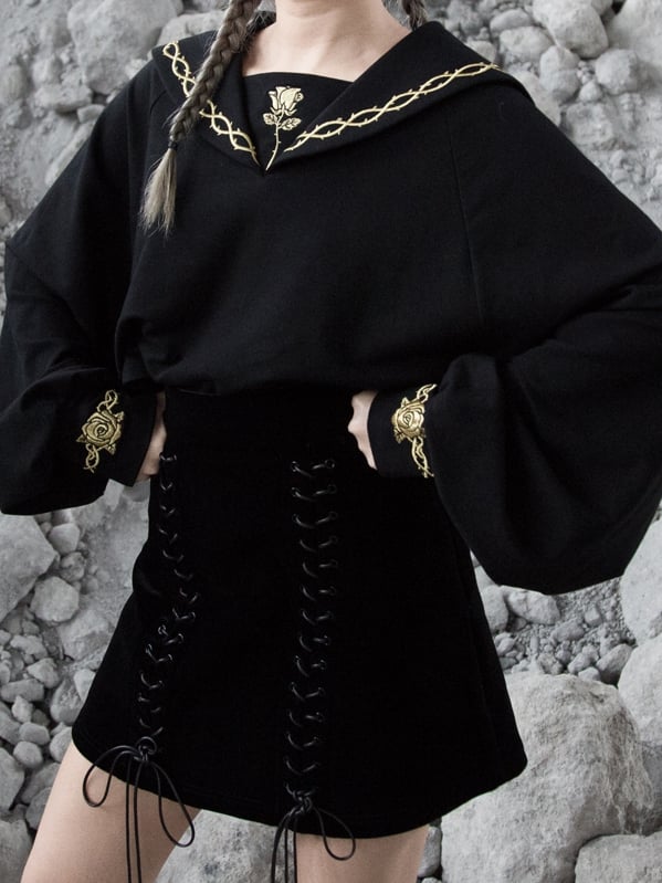 Goldschwarze Rose und Gothic Sailor Thorn Loose mit Kragenstickerei Sweatshirt