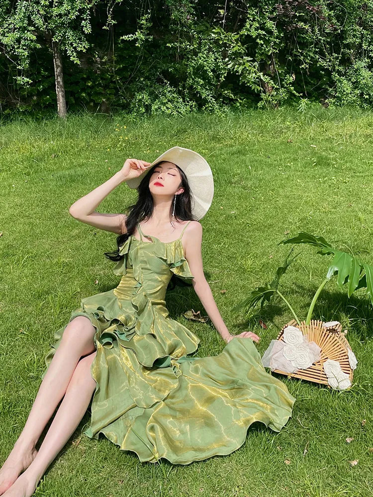 Robe de soirée verte asymétrique à volants superposés et bretelles spaghetti