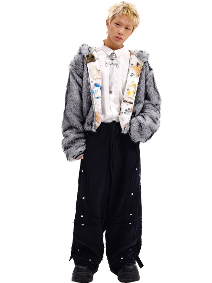 Schwarz/silberne Halskrause in Schwertform mit Nieten