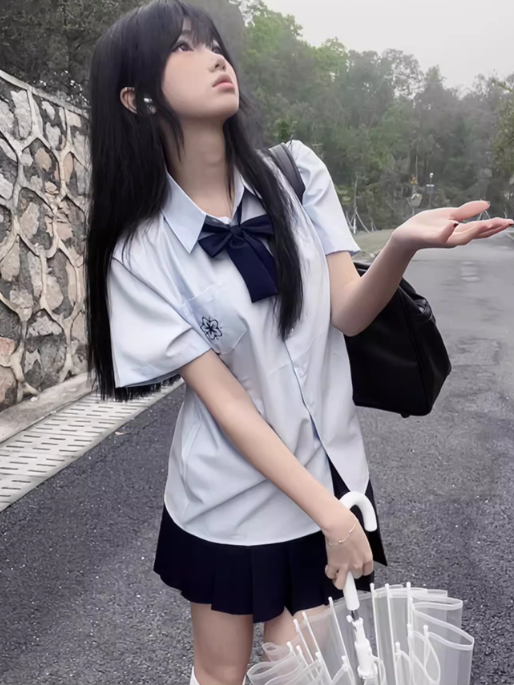 Preppy Sakura Shirt Stickerei Stil Weiß/Grau/Blau