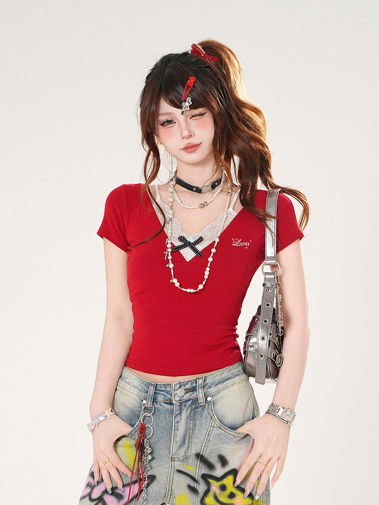 Eng anliegendes T-Shirt mit Spitze in Schwarz/Rot