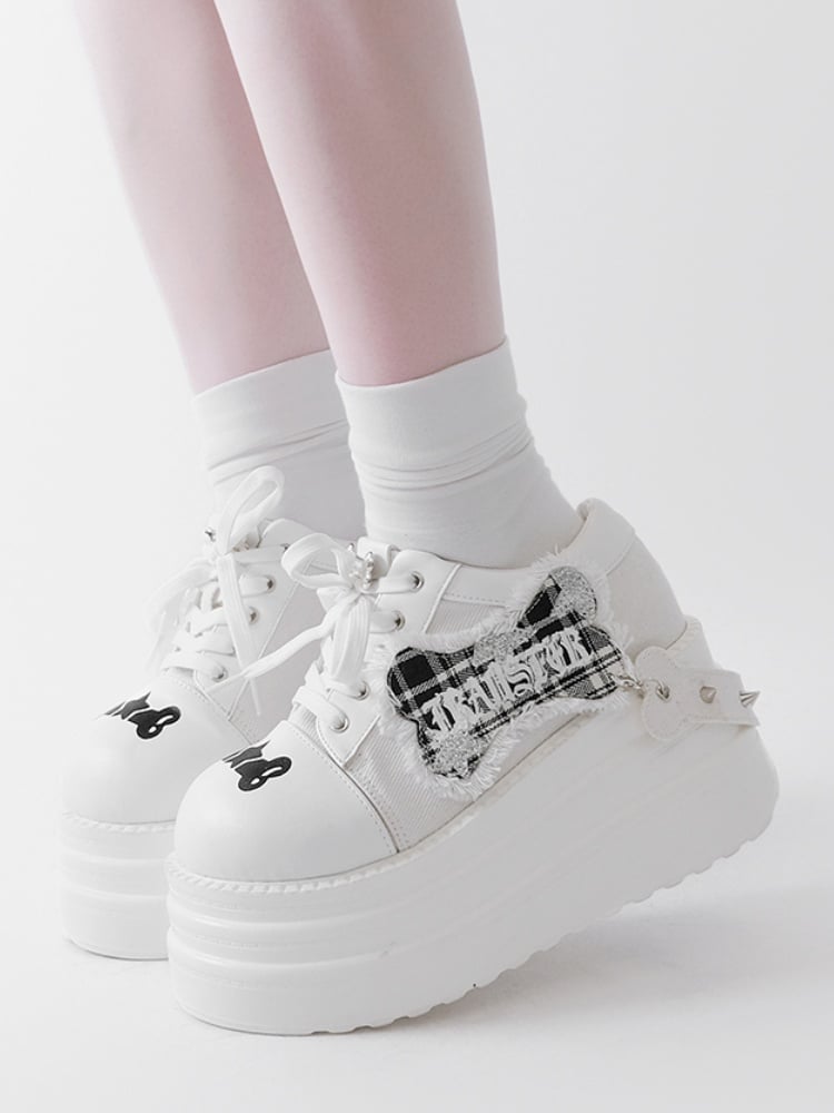 Weiße Plateauschuhe mit Punk-Knochen-Applikation und silberfarbenen Nieten