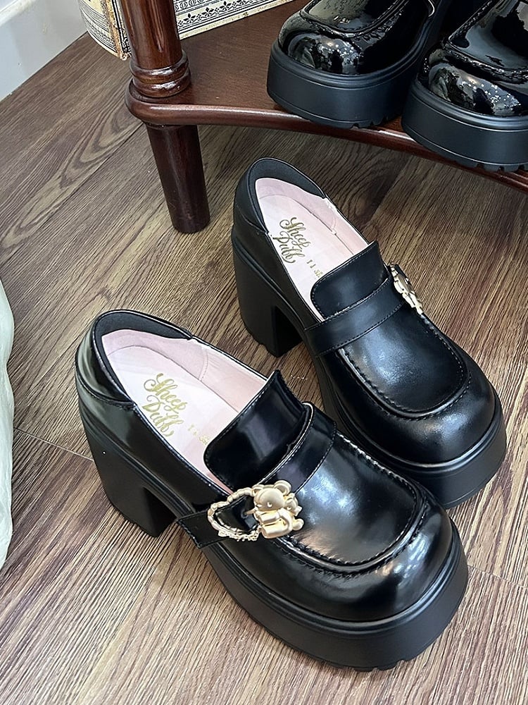 Matte Slipons Hugging Heart High Bear Plateau Heels Schwarz Schnallen Block