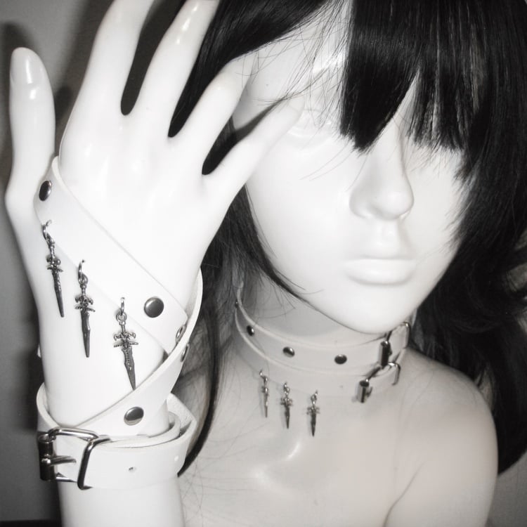 Punk-Armband mit weißem Nieten-Schwert-Charme