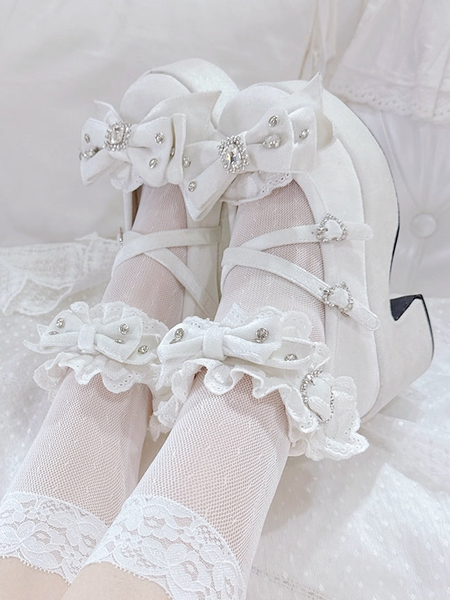 Plateau-Sneaker mit Bittersweet-Besatz, weiße Strass-Kreuzdetails, Rüschen mit Herzanhänger