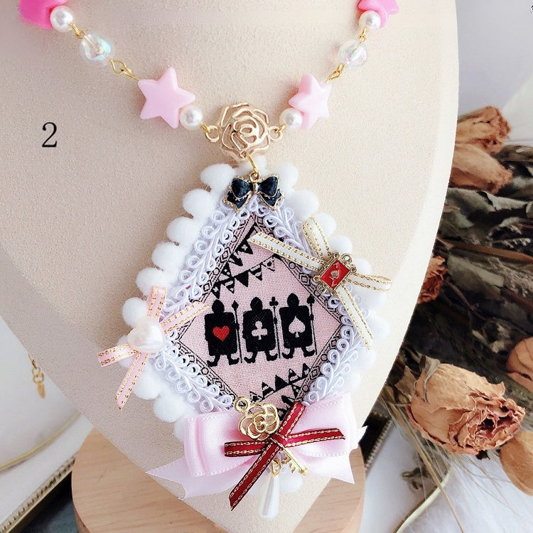 Alice in 2 Halskettenoptionen und Anhänger mit Perlenschleife, Star Vibes, Pink, Wunderland-Details