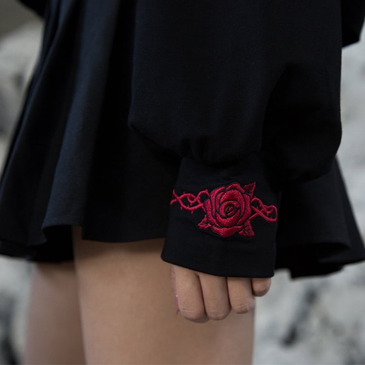 Roter Gothic-Kragen und Matrosen-Sweatshirt: Dunkelrosa, verzierte schwarze Romantik-Dornenstickerei
