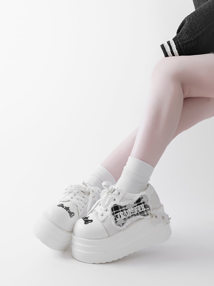 Weiße Plateauschuhe mit Punk-Knochen-Applikation und silberfarbenen Nieten