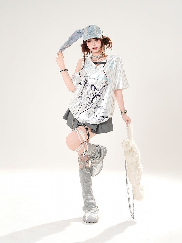 Satin-T-Shirt mit Anime-Mädchen-Print und ausgeschnittenen Schultern, weißes Muster, gestreifter V-Ausschnitt