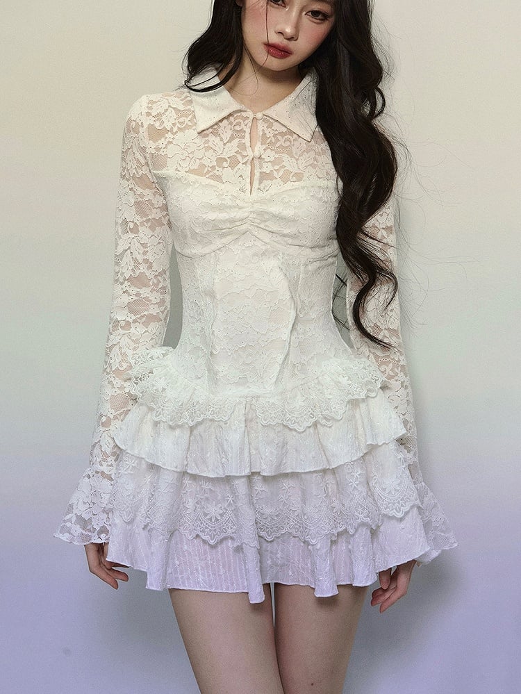 Weißes Minikleid aus Spitze mit Cut-Outs und Glockenärmeln und Stufenrock