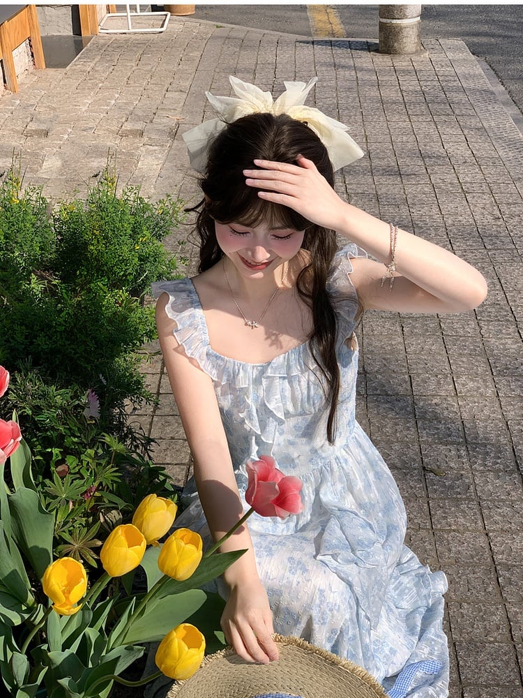 袖付きブルーのフラッターカスケーディングフリルライトアクセントフローラルノースリーブドレス