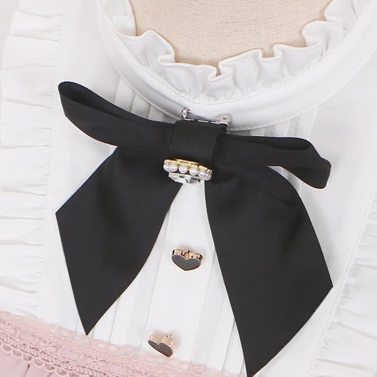 ピンクのフリルネックライン、レースカフスドレス、フリルトリムショーツ