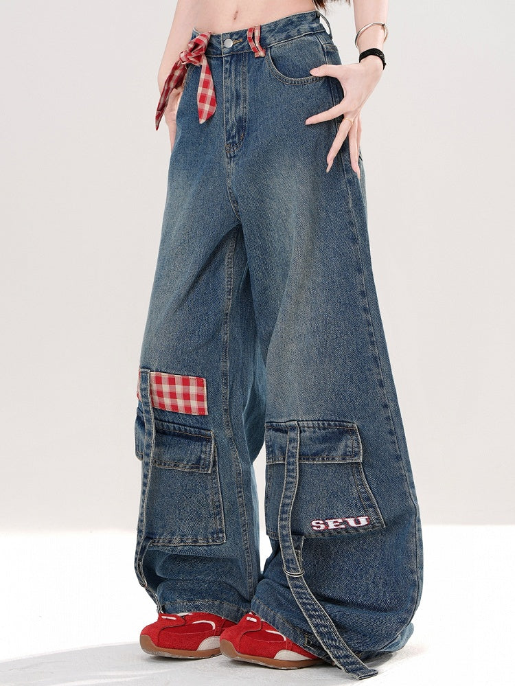 Blaue Jeans mit weitem Bein und abnehmbarer karierter Schleife und Cargotaschen