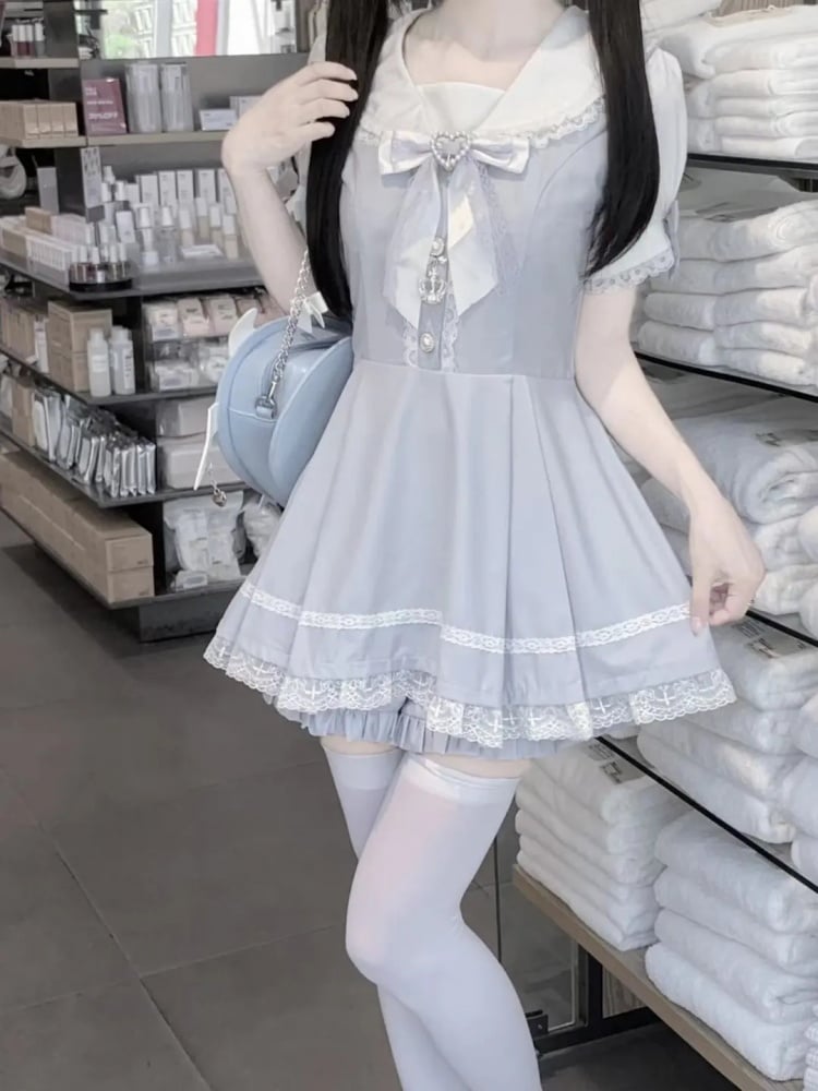 うさぎの耳のデザイン、セーラーカラーのドレス、フリルトリム、ショートパンツ、蝶ネクタイ