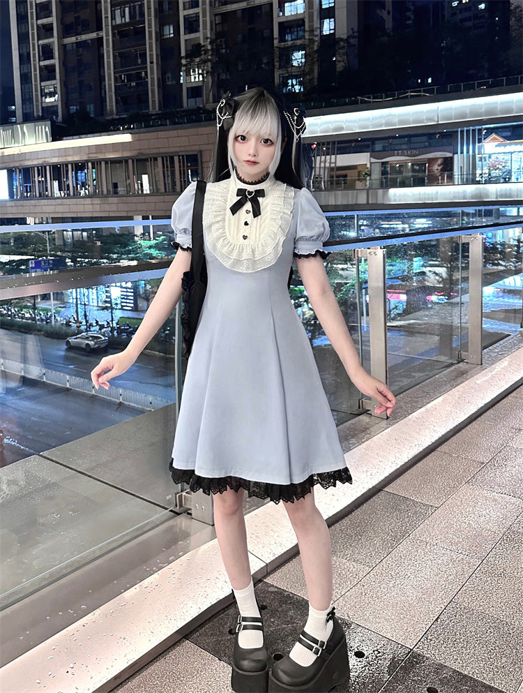 Blau/schwarzes Jirai Kei-Kleid mit Spitzenbesatz hinten und großer Schleife