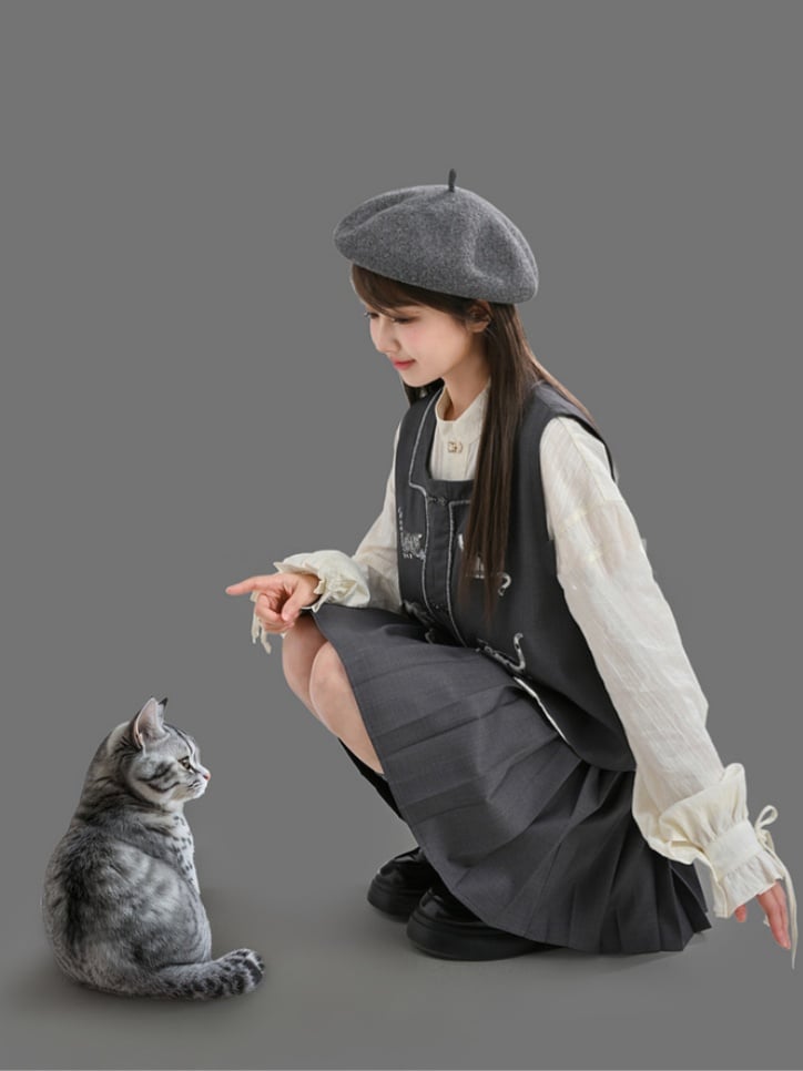 袖口にセルフタイストラップが付いた白いチャイナドレス風シャツ