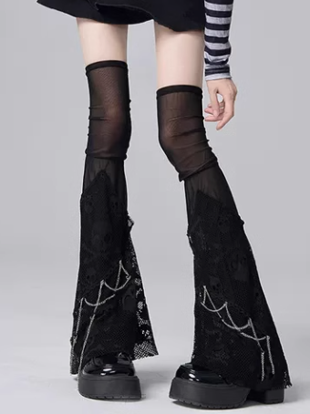 Schwarze, mit Netzketten verzierte Gothic-Beinstulpen