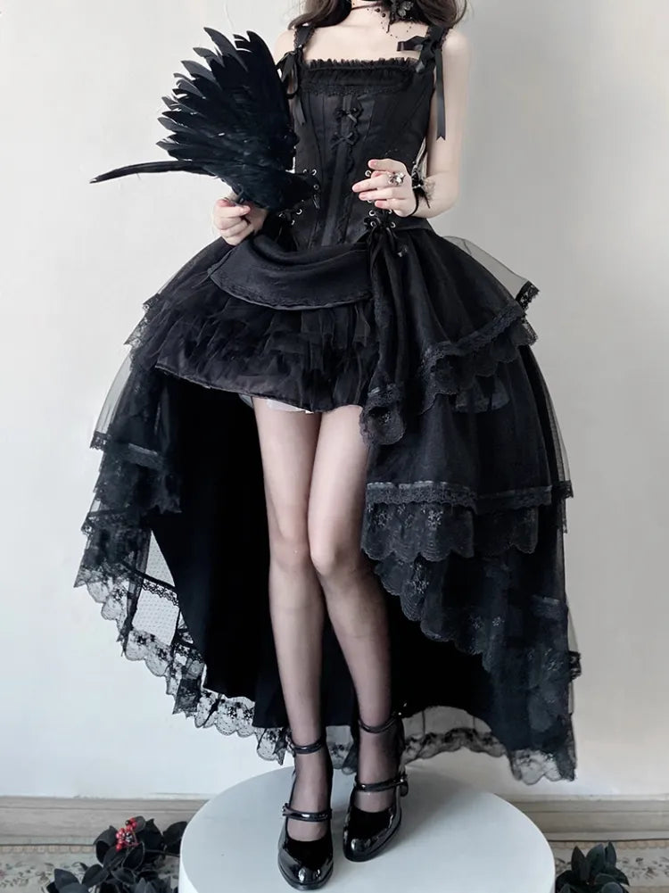 Schwarzes Korsett-Oberteil mit Schnürdetails und Stäbchen + Lolita-Rock mit mehreren Lagen und hohem Bund
