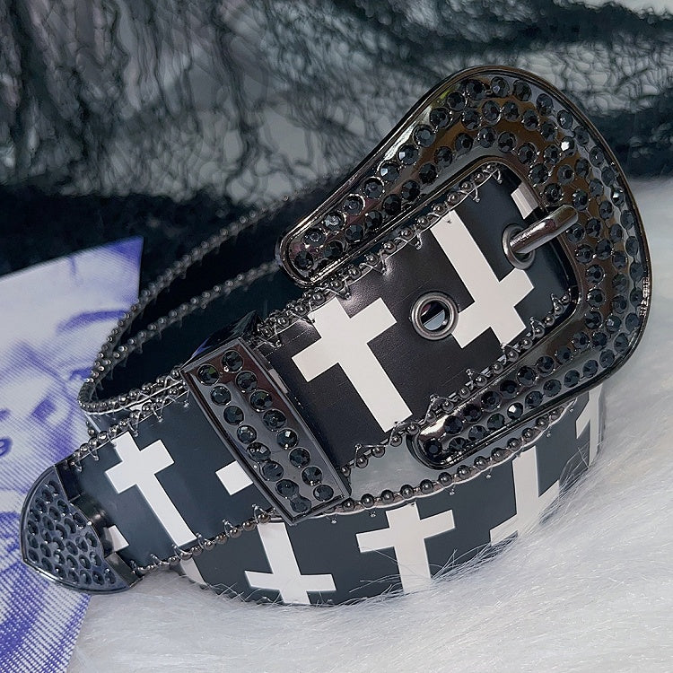 Strass verziertes Perlen- und Punk-Kreuz in Weiß/Schwarz