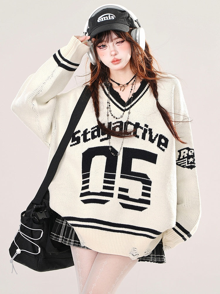 Weißer, lockerer Pullover mit V-Ausschnitt und Zahlen im Preppy-Stil