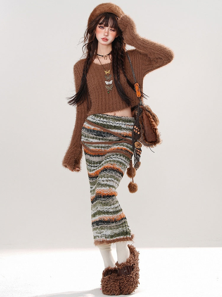 Braunes Set aus kurzem Pullover mit Rundhalsausschnitt, Pompom-Details und gestreiftem Strick-Bodycon-Rock