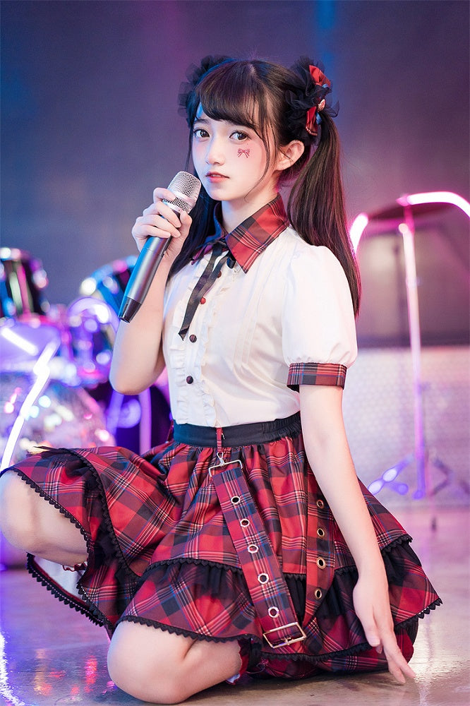 Roter karierter Idol-Lolita-Rock mit Schnallenriemen und Oberschenkellänge