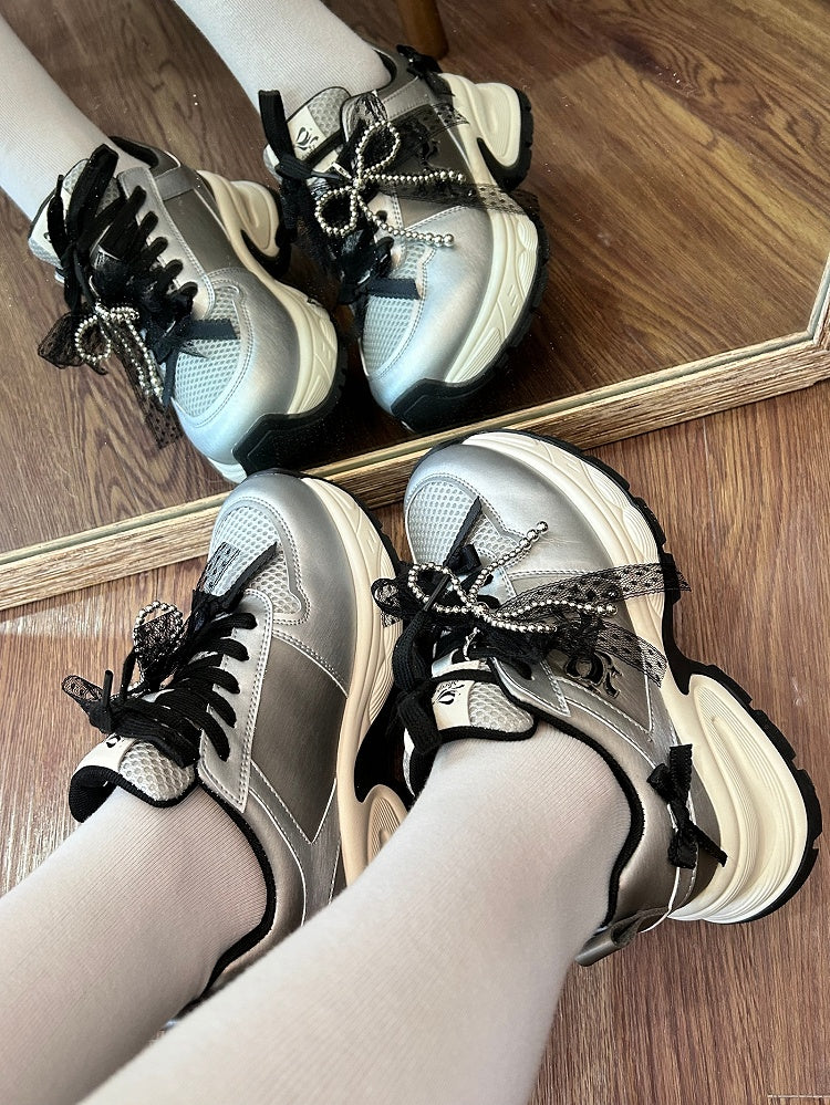 Schnürschuhe mit Perlenbesatz vorne, schwarze Schleife, Schnürung, verzierte Details