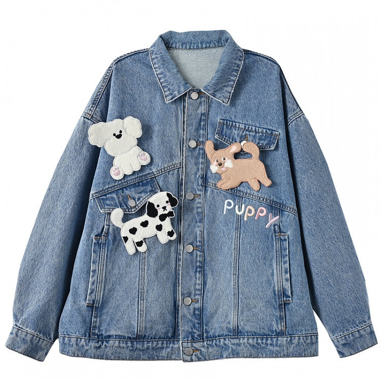 Jeansjacke im Used-Look mit abnehmbaren Welpenbroschen in verblasstem Blau
