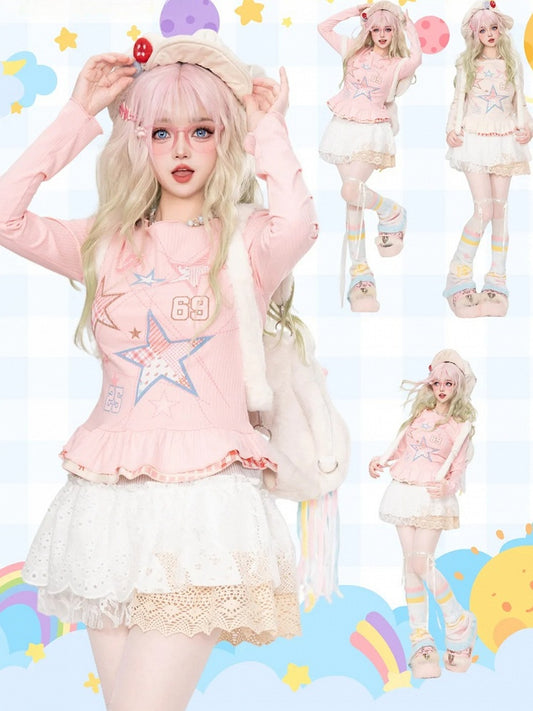 ピンクの星柄プリントの長袖トップス。ダブルレイヤーのフリル裾。