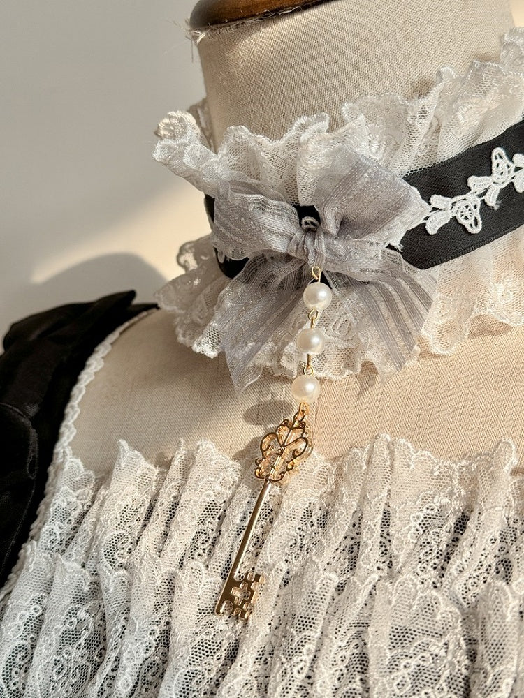 Schwarzer süßer Lolita-Halsreif mit Rüschen, Charm-Spitze und Schleifenschlüssel