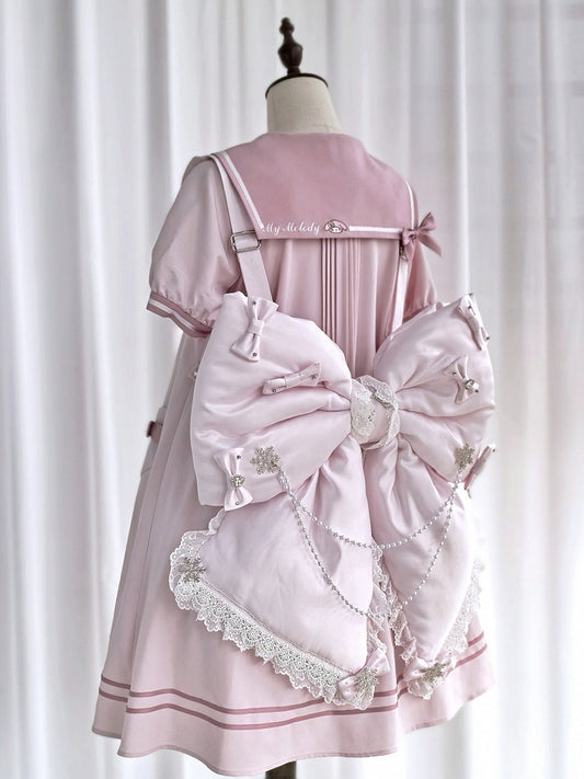 大きなバックパック、雪の結晶で飾られたチェーンビーズのリボン、ピンクのスイート